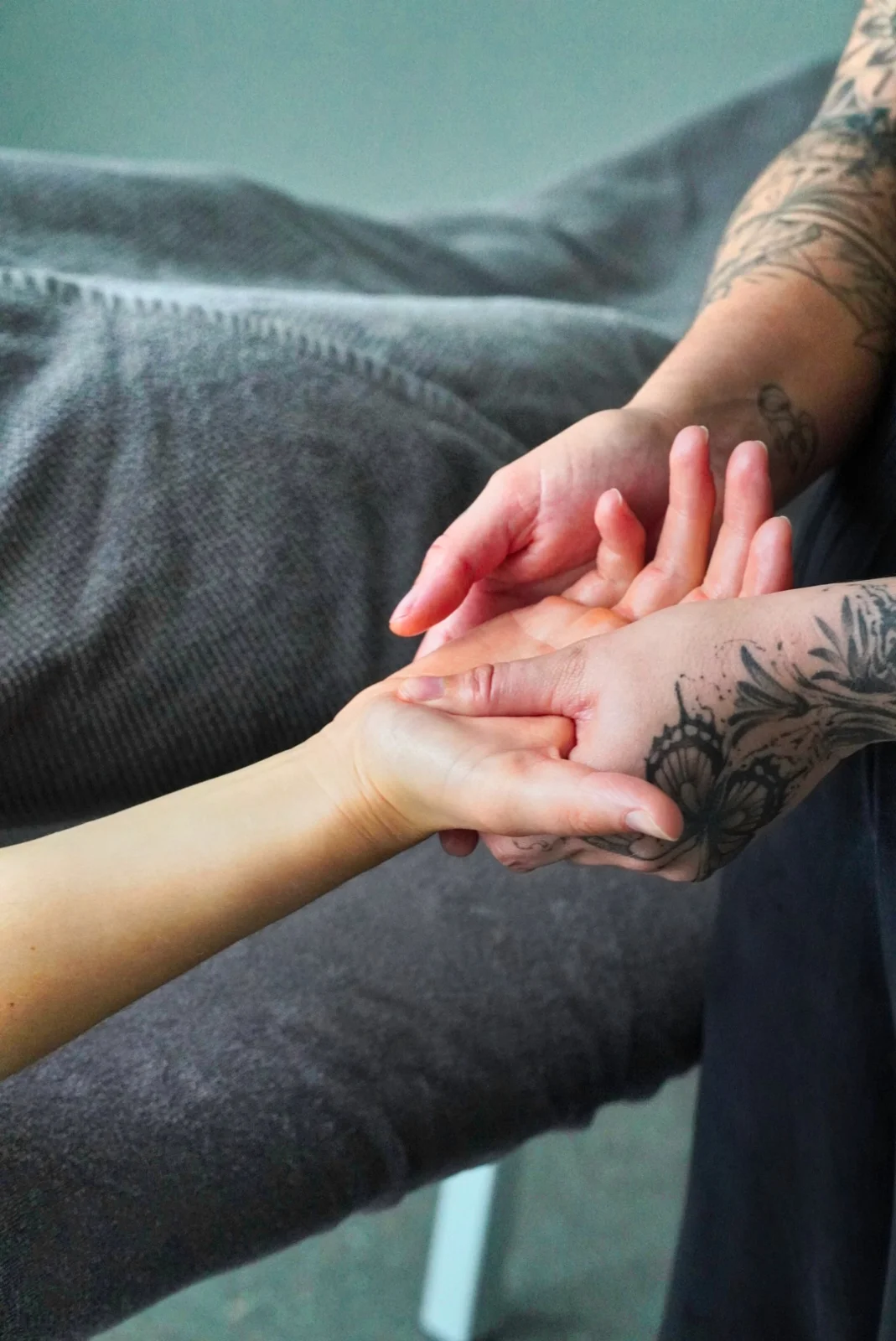 Detail einer Handmassage als Einblick in die Behandlung bei Massage Mirakel