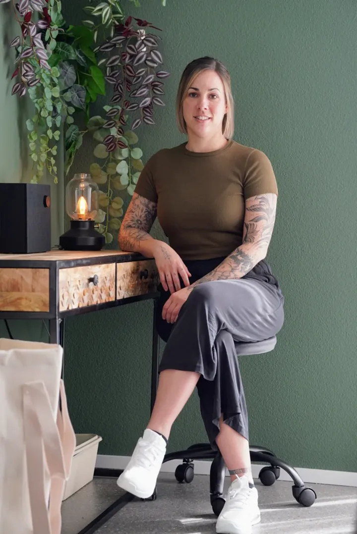 Mira Gründler in ihrer Massagepraxis in Niederuzwil