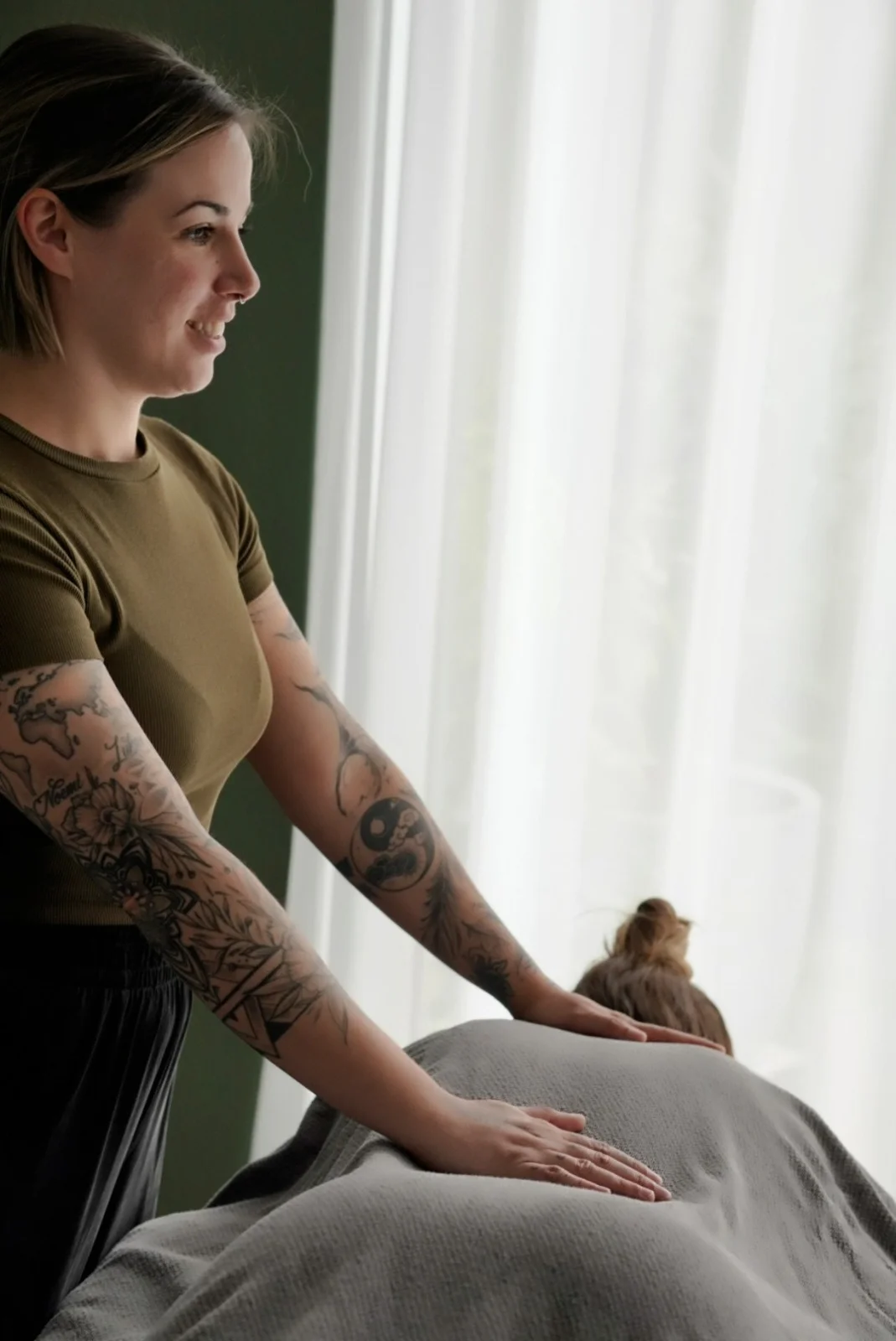 Mira bei einer individuell abgestimmten Massagebehandlung